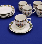 SCHIMDT - Lindo jogo em porcelana branca, decorada com imagens coloridas de estilo português. São cinco xícaras com pires medindo: Xícaras: 5 x 4 cm e pire com 1 cm de diâmetro.