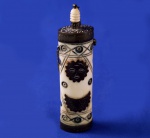 ANTIGUIDADE - Utensilio para portar essências e óleos . Tibet. Feito em osso e latão, com pequenas incrustações. Raridade. Mede 14 x 4 cm..