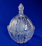BOMBONIERE - Lindíssima peça em grosso cristal, com tampa, lapidada com relevos de folhas. Mede 18 x 13 cm. Sem bicados.