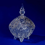 BOMBONIERE - Maravilhosa bonboniere em grosso cristal, com tampa e pés, lapidada com desenhos geométricos. Mede 20 x 15 cm. Sem bicados.