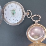 2 Relogios do tipo de Bolso !! 1- marca Cantonal Wacth com defeito ponteiros quabrados , para conserto e outro apenas  caixa para colocar maquina !! perfeito estado , com lindo desenho de locomotiva em alto relevo !! acervo de colecionador !!