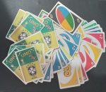Colecionismo- 62 cartas do jogo UNO !! comemorativo a seleção Brasileirra de futebol !! CBF !!! com escudo e logotipo da copa do Mundo de 2014 !! 18 cartas verde + 25 cartas azuis !! + 11 cartas vermelhas !! ++ 7 peças amarelas e 3 coringas !!