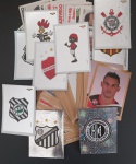 Colecionismo- 107  figurinhas de albuns variados !! 87  fig. Campeonato Brasileiro de 2010 !! + 20 do campeonato Brasileiro de 2014 !!  todas diferentes não tem repetidas !! acervo de colecionador !!sendo 7 metalicas