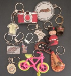 Colecionismo- 12 chaveiros muito diferentes !! tem até de bicicleta !! alguns de metal outros de proppaganda !! todos de acervo de colecionador !!