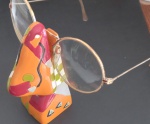 Colecionismo- aparador de oculos !! suporte muito interessante em formato de nariz !! material em resina com desenho artistico !! + oculos  formato circular antigo foleado a ouro !!