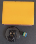 Colecionismo- 3 peças de futebol de mesa !! goleiro emm madeira de tamanho 4,8cm X  3,5cm !! cor amarela .. _ bolinha do Brasil quadrada !! e craque pequeno com 3 estrelas !!