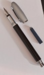 Caneta !! tipo coleção De Agostini !! modelo tipo tinteuiro com ponta de tungstenio !! cor preta com tampa cinza !! modelo de Bomba de tinta cartucho metalico !! perfeito estado !! acompanha cartucho para outra caneta .. acervo de colecionador !!