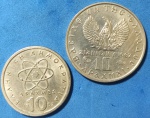 2 Moedas/  Grécia !! Valor de 10 APAXMAI !!ano 1982 com desenho do Atomo !! E Comemorativa !!! Ano de 1967 lindo desenho brazão  !!!  !!