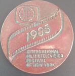 Medalha comemorativa do festival Internacional de cinema e televisão do ano de 1985 !! em Nova York !! material bronze com diamentro de  67,mm Grande peça !!  , acervo de colecionador !!