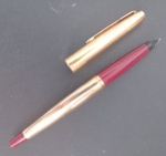 Caneta - Marca PARKER !! foleada a ouro !! bico vermelho !! ponta tipo tinteiro !! sem carga !! acervo de colecionador !! dificil de aparecer este modelo !!
