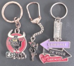 Colecionismo- 3 Chaveiros - peças de metal !! Desenho de Tourada na Espanha !! + setas de lembrei de Vc !! e sacoi com 2 Pernas !! acervo de colecionador !!