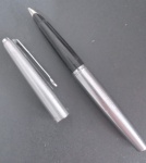 Canetas !! Marca Parker industria BRASILEIRA !! tipo ponta tinteiro !! pena de tungstenio !! cor cromada , carga descartavel !! acervo de colecionador !!