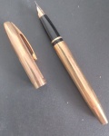 Canetas !! Marca Sheaffer !! corpo de cor Dourada !!  escrita do tipo Pena !! carga do tipo bomba metalica !! sem tinta !! muito tempo dem uso ... precisa revisão !! acervo de colecionador !!