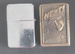 Colecionismo- 2 Peças - Isqueiro de pavio marca zenith revisado só colocar fluido !! e outra capa de isqueiro com desenhos de guerra Mundial !! peças de metal !!