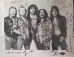 Colecionismo- Foto do conjunto URIAH HEEP !! com autografo de todos os participantes da Banda !! formação original de 1969 !! banda que entre varias mudanças de intergrantes existiu até o ano de 2008 !! teve varias musicas com projeção internacional !! tamnho da foto 25x20cm !! acervo de colecionador !!