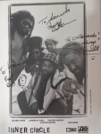 Colecionismo- Foto do conjunto INNER CIRCLE  !! com autografo !! banda de REGGAE da JAMAICA !!  formação original de 1968 !! Chegaram ao TOP 20 no Reino Unido em 1979  !! teve varias musicas com projeção internacional !! tamanho da foto 25x20cm !! acervo de colecionador !!