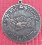 Medalha - Comemorativa do Carnaval carioca !! Clube dos Democraticos !! Lider do Carnaval carioca !! menção a 1867 !! material metal cor de prata !!