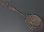 Decoração de interiores !! Colher decorativa de mesa !! material Bronze pesado !! desenho de taberna Medieval !! bebedores de vinho !! peça grande comprimento de 37 cm !! acervo de casa de fazenda !!