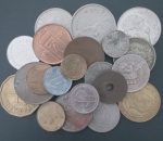 21 Moedas Estrangeiras !! todas diferentes !! varios paizes !! materiais diferentes !! valores diferentes !! datas diferentes !! +  todas antigas !! acerv o de colecionador !!