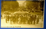 Cartofilia - raridade decada de 1950 !! Paris , postal com foto de familia  !!! Ao fundo automoveis da época   !!!