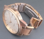 Relogio de bateria - Pulseira cor de ouro !! muito bonito !! modelo masculino !! parado a muito tempo !! precisa revisão , segunda linha !!