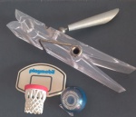 Colecionismo- 3 peças !!! pregador de mesa tipo transparente para enfeite de mesa e suporte de caneta de escritorio !! + chaveiro da antiga caderneta de poupança Delfim !! e mini cesta de basquete tipo brinquedo miniatura !! !