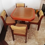 AM022, MESA DE CARTEADO - 4 GAVETAS - COM TAMPO REVERSIVEL - 4 CADEIRAS ESTOFADAS - MEDINDO 76 CM DE
