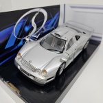 Miniatura Maisto Especial Edition,, modelo 1:26 Mercedes-Benz CLK-GTR (street version) prata, novo, na caixa. Mede aproximadamente 18x6. (lacrado, aberto apenas para fazer as fotos).