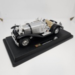 Miniatura Burago, modelo Mercedes-Benz SSK prata, novo, na caixa. Mede aproximadamente 20x8. (lacrado, aberto apenas para fazer as fotos).