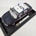 Miniatura Burago, modelo Alfa ROMEO 156 Carabinieri policial, novo, na caixa. Mede aproximadamente 20x8. (lacrado, aberto apenas para fazer as fotos).