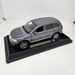 Miniatura Burago, modelo Volkswagen Touareg cor chumbo, novo, na caixa. Mede aproximadamente 20x8. (lacrado, aberto apenas para fazer as fotos).