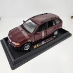 Miniatura Burago, modelo BMW X5 cor vinho, novo, na caixa. Mede aproximadamente 20x8. (lacrado, aberto apenas para fazer as fotos).