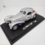 Miniatura Burago, modelo BUGATTI Atlantic cor prata, novo, na caixa. Mede aproximadamente 20x8. (lacrado, aberto apenas para fazer as fotos).