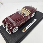 Miniatura Burago, modelo Jaguar XK 120 Roadster cor cherry, novo, na caixa. Mede aproximadamente 20x8. (lacrado, aberto apenas para fazer as fotos).