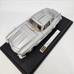 Miniatura Burago, modelo Mercedes-Benz 300SL cor prata, novo, na caixa. Mede aproximadamente 20x8. (lacrado, aberto apenas para fazer as fotos).