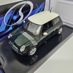 Miniatura Maisto Especial Edition,, modelo 1:24 Mini Cooper cor verde escuro, novo, na caixa. Mede aproximadamente 15x7. (lacrado, aberto apenas para fazer as fotos).