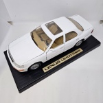 Miniatura Road Legends modelo 1:18 Lexus LS400 1989 cor branco, na caixa, com umas marcas. Mede aproximadamente 25x10.