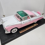 Miniatura Road Legends modelo FORO Fairlane crown Victoria 1955 cor rosa e branco, na caixa (aberto para fotos). Mede aproximadamente 27x10.