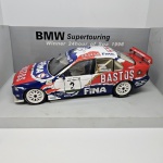 Miniatura UT models modelo BMW Supertouting 1996 cor branco, novo, na caixa (aberto para fotos). Mede aproximadamente 22x9.
