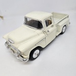 Miniatura 1955 modelo Chevy stepside cor branco, seminovo. Mede aproximadamente 19x7. (sem caixa)