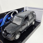 Miniatura Maisto Especial Edition,, modelo 1:24 Mercedes-Benz ML cor preto, novo, na caixa. Mede aproximadamente 18x8. (lacrado, aberto apenas para fazer as fotos).