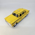 Miniatura Táxi Checker amarelo da ERTL, um carro clássico em escala 1:43. É uma peça de colecionador no estado. Mede 10x3. (sem caixa).
