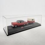 Miniatura Chevy Bel Air 1955 com trailer, este carro foi um dos primeiros da Chevrolet a ter um motor V8 opcional. Vem na caixinha de acrílico 4x14.