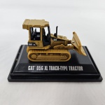 Miniatura CAT D5G XL Track-Type Tractor cor mostarda. Vem na caixinha de acrílico 4x7,5.