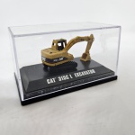 Miniatura CAT 315C L Excavator cor mostarda. Vem na caixinha de acrílico 4x7,5.