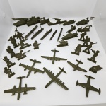 Mini exército de brinquedo, sem marca, estilo soldadinhos , com 37 peças, de tamanhos e formatos diferentes.
