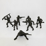 Mini soldadinhos de brinquedo vintage, sem marca , com 7 peças, de tamanhos e formatos diferentes.