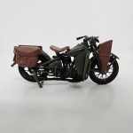 Miniatura motocicleta Harley-Davidson WLA flat Head de 1942, cor verde fosco, mede aproximadamente 12x5. (Não tem caixa).