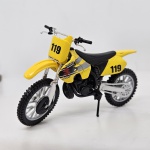 Miniatura motocicleta motocross Suzuki RM250 cor amarela, mede aproximadamente 12x7. (Não tem caixa).