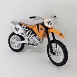 Miniatura motocicleta motocross KTM 520 SX cor laranjada, mede aproximadamente 12x7. (sem descanso)